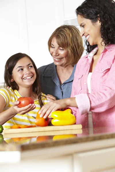 Mor, dotter och mormor matlagning — Stockfoto