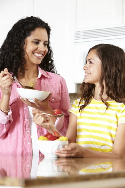 Madre e hija comiendo cereales y frutas — Foto de Stock