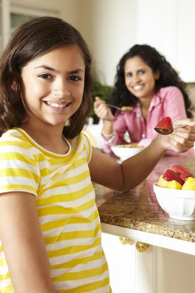 Madre e figlia mangiare cereali e frutta — Foto Stock