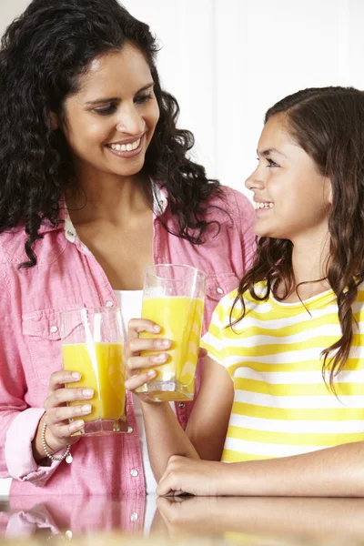 Madre e figlia che bevono succo d'arancia — Foto Stock