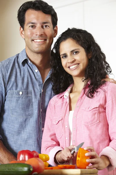 Hispanic couple cooking — Stock Photo, Image
