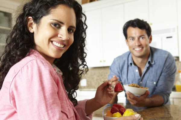 Hispanic couple eating cereal and fruit — Stock Photo, Image