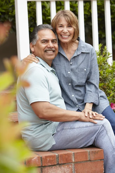 Seniorenpaar entspannt im Garten — Stockfoto