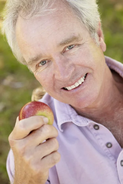 高级男人吃苹果 — 图库照片