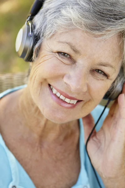 Seniorin mit Kopfhörer — Stockfoto