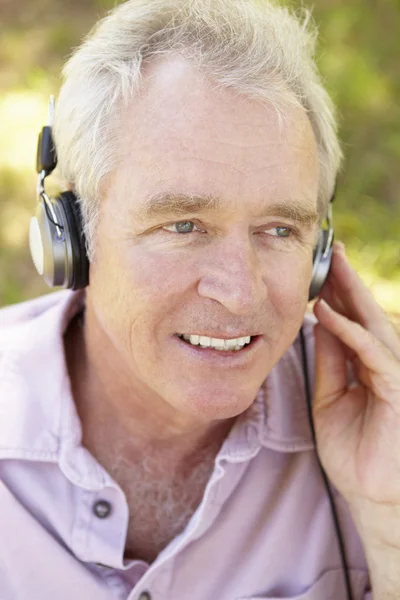 Hombre mayor con auriculares — Foto de Stock