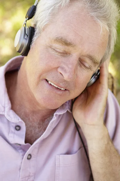 Äldre man med hörlurar — Stockfoto