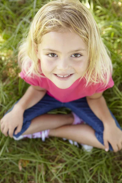 Mutlu bir kızın portresi — Stok fotoğraf