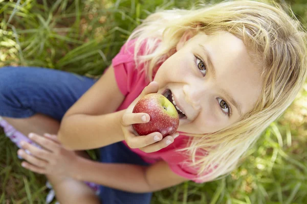Портрет щасливої дівчини з яблуком — стокове фото