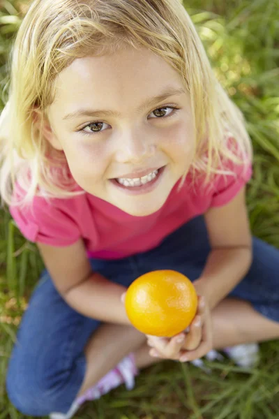 Portakal ile mutlu kız portresi — Stok fotoğraf