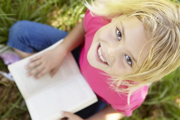 Портрет счастливой девушки с книгой — стоковое фото
