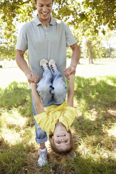 Kind plezier in het park — Stockfoto