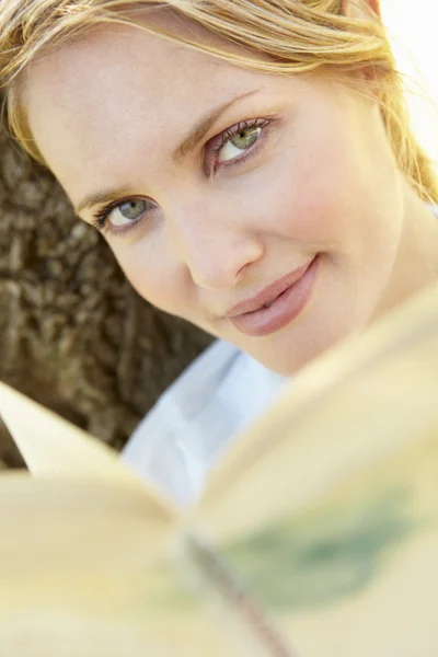 Ritratto di giovane donna che legge — Foto Stock