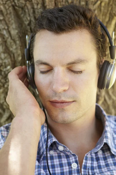 Young man listening music — Stock Photo, Image
