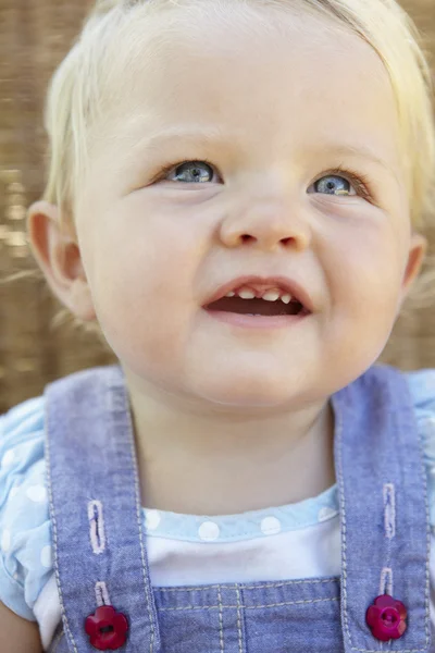 Porträtt av lycklig bebis — Stockfoto