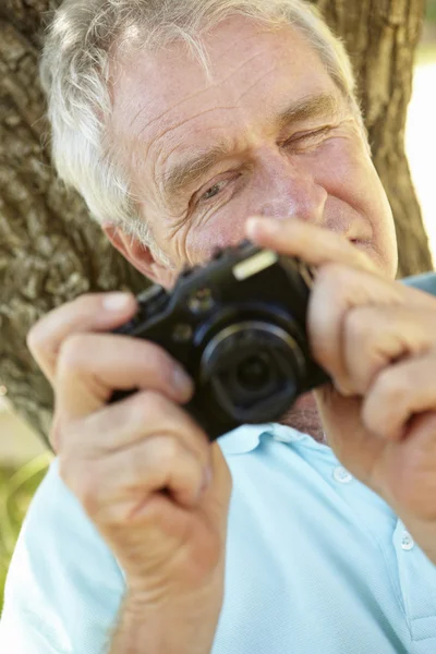 Uomo anziano con macchina fotografica — Foto Stock