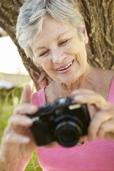 Senior vrouw met camera — Stockfoto