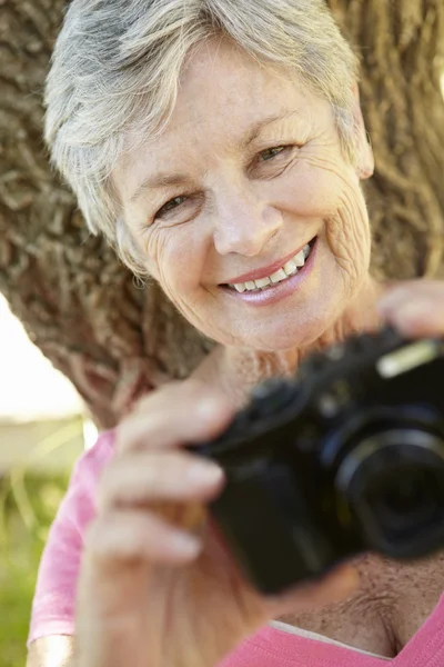 Seniorin mit Kamera — Stockfoto