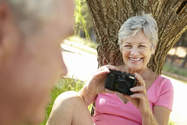 Donna anziana con macchina fotografica — Foto Stock