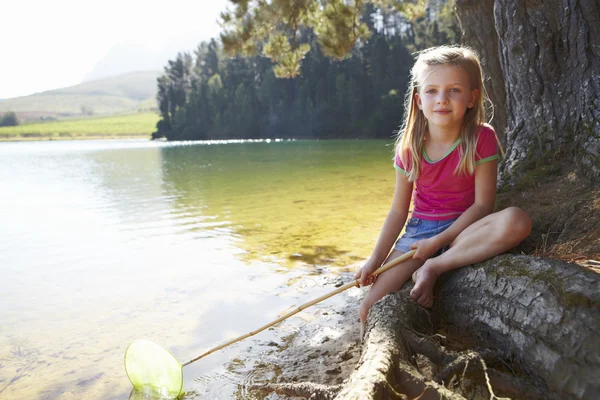 Menina feliz pesca no lago — Fotografia de Stock