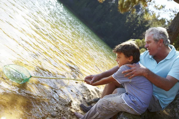 Mannen och pojken fiske tillsammans — Stockfoto