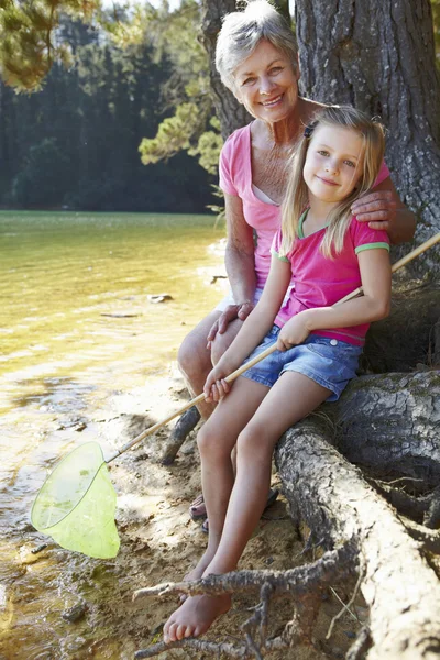Vrouw en meisje samen vissen — Stockfoto
