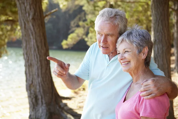 Senior couple at lake together — Stock Photo, Image