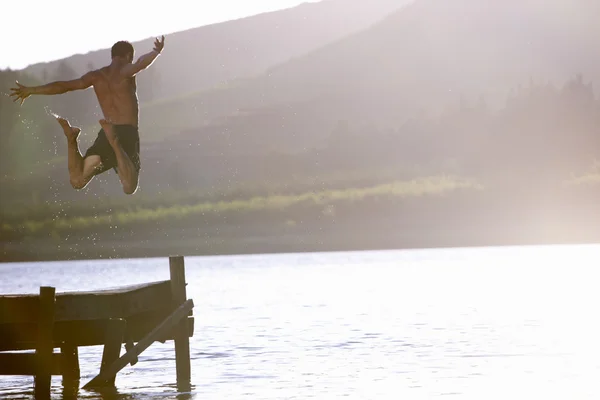 젊은 남자가 호수에 점프 — 스톡 사진