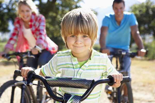 Familia joven en paseo en bicicleta de campo — Foto de Stock