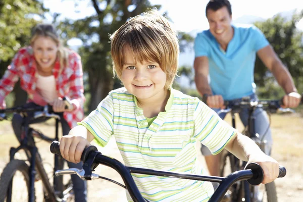 年轻的家庭上的国家骑自行车 — 图库照片