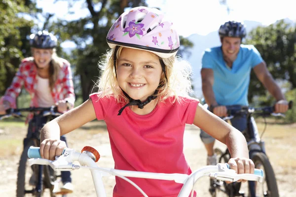 Ung familj på landet cykeltur — Stockfoto