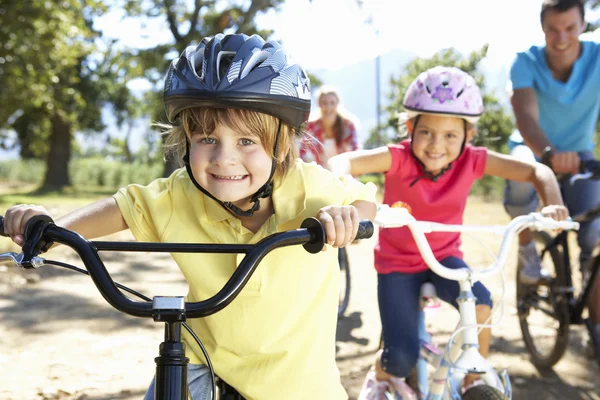 Giovane famiglia in bicicletta di campagna — Foto Stock