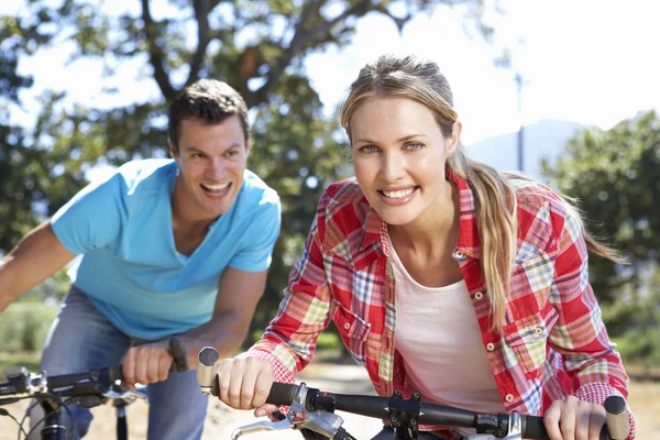 Jeune couple à vélo de campagne — Photo