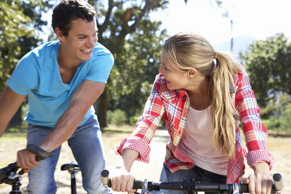 Jong (echt) paar op land fietstocht — Stockfoto