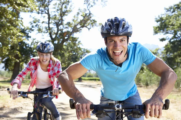 Ungt par på land cykeltur — Stockfoto