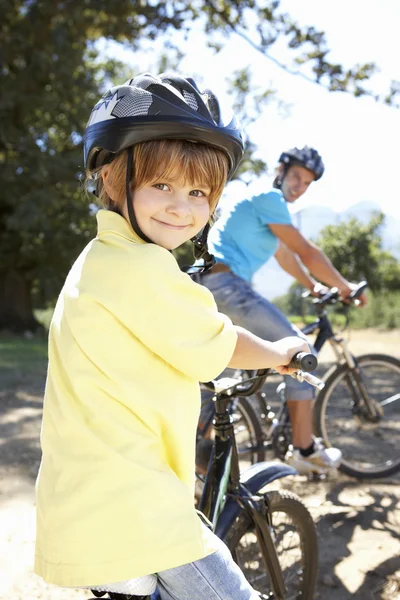 Malý chlapec na kole země jet s tátou — Stock fotografie