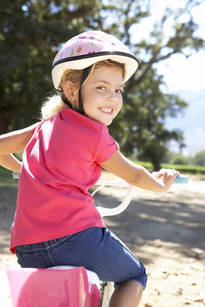 Menina no país passeio de bicicleta — Fotografia de Stock