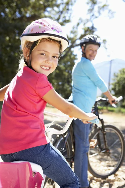 Menina no país passeio de bicicleta com a avó — Fotografia de Stock