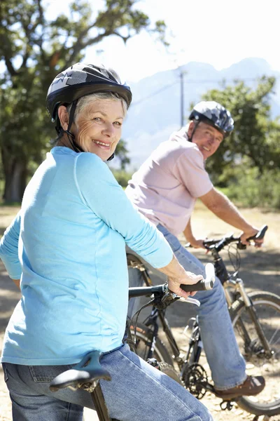 Ανώτερος ζευγάρι για βόλτα με ποδήλατο χώρα — Φωτογραφία Αρχείου