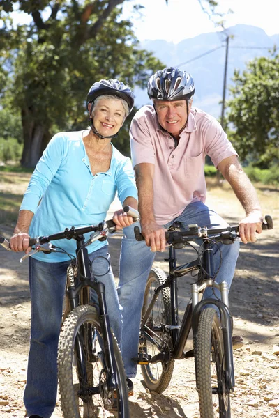 国家自行车骑上高级夫妇 — 图库照片