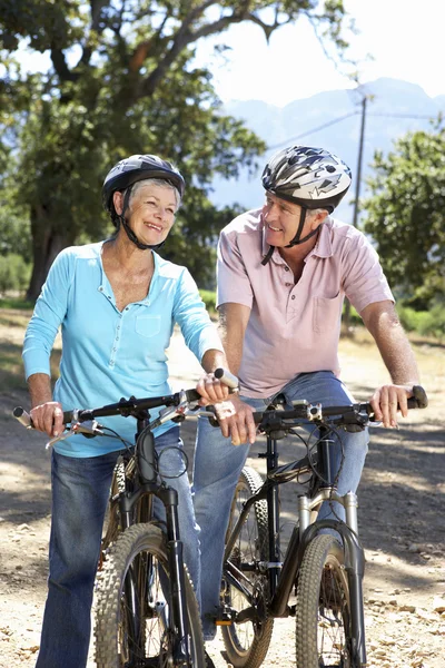 カントリー自転車に乗って年配のカップル — ストック写真
