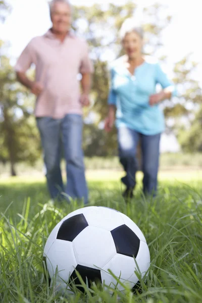 Coppia anziana giocare a calcio — Foto Stock