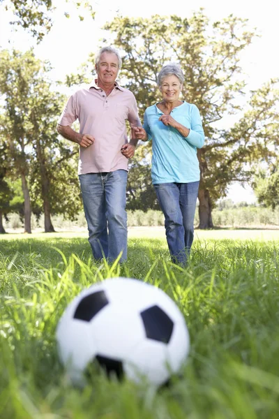 Couple âgé jouant au football — Photo