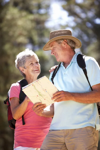 Äldre par läsa kartan på land promenad — Stockfoto