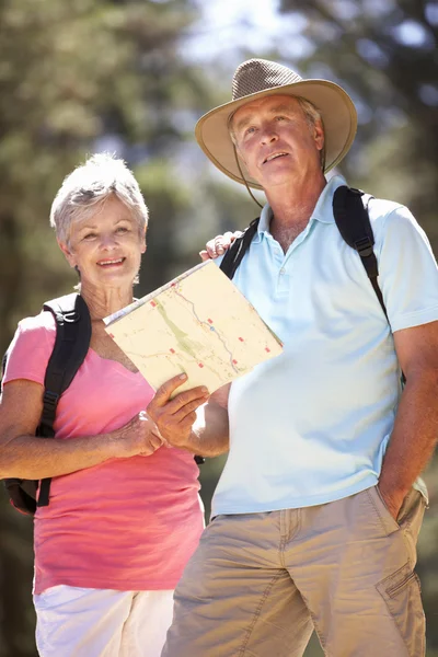Starší pár, čtení map na zemi chodit — Stock fotografie