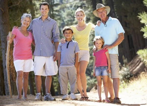 3 Geração família no passeio rural — Fotografia de Stock