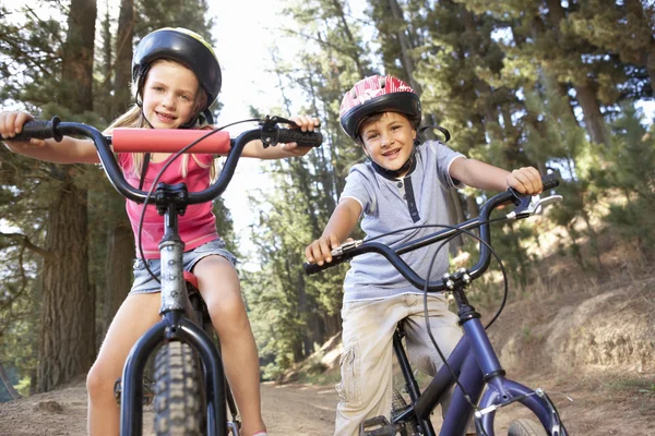 Les jeunes enfants sur les vélos dans le pays — Photo