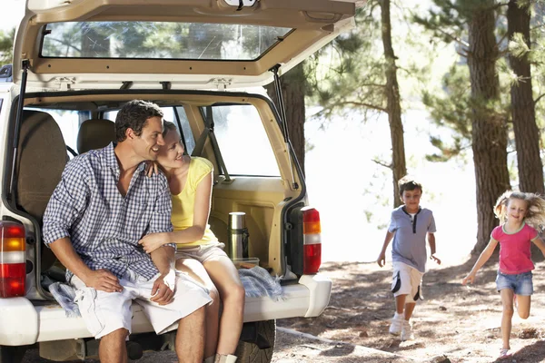 Young family on day out in country — Stock Photo, Image
