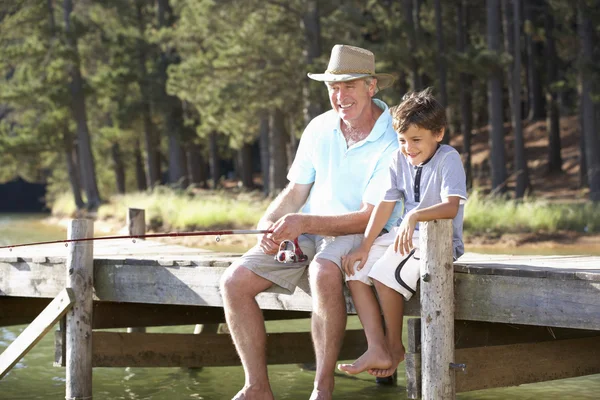 孫と一緒に釣りをする先輩は — ストック写真