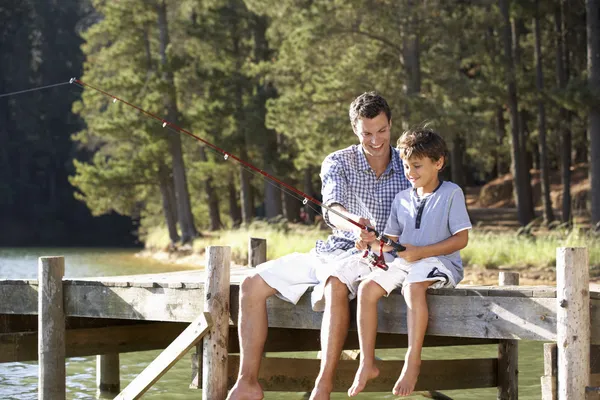 Baba ve oğul birlikte balık tutuyorlar. — Stok fotoğraf